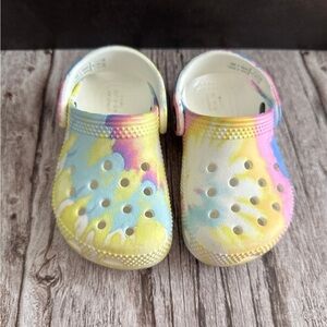 Toddler tye dye crocs size 6